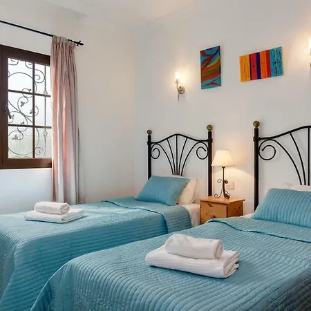 Playa Blanca Sleeps 8 Pool Wifi T334676 *
